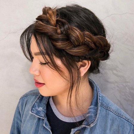 mulher com um penteado de trança em cima