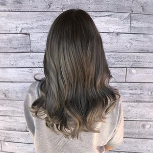 parte de trás do cabelo de uma mulher com a cor brunette