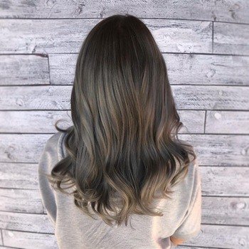 parte de trás do cabelo de uma mulher com a cor brunette