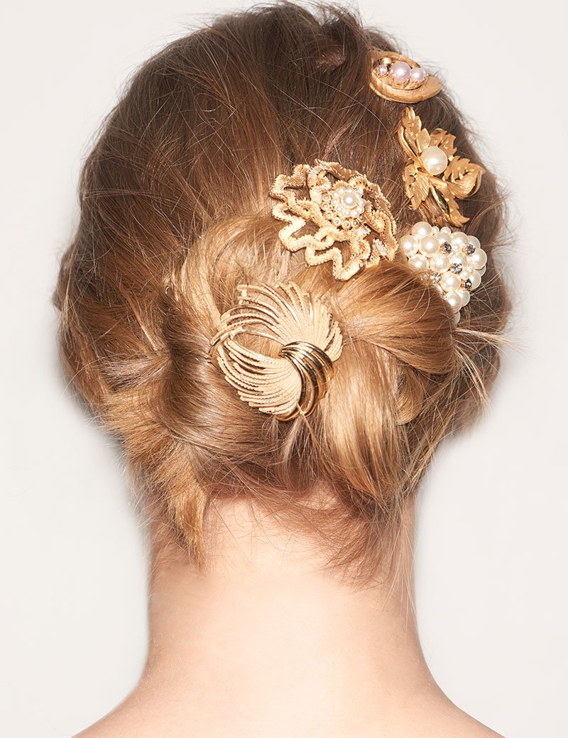 penteado de mulher visto de trás com acessórios