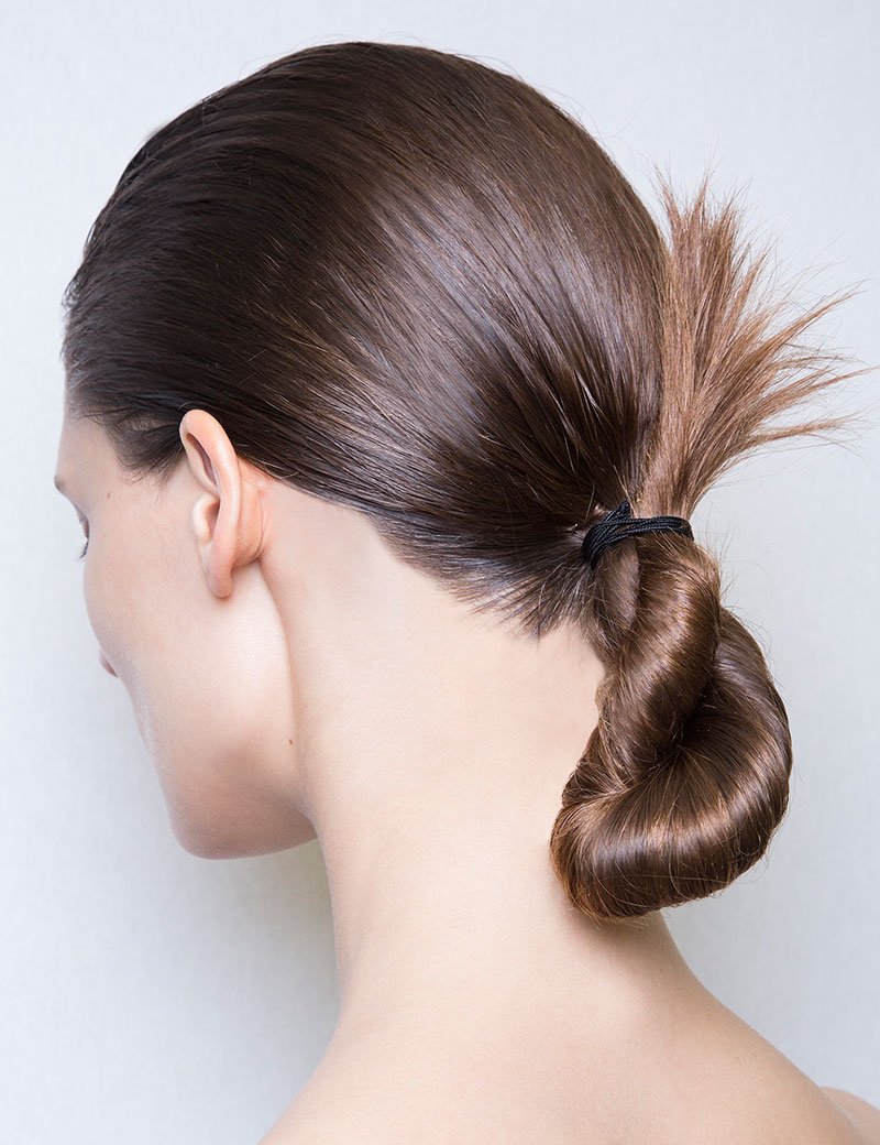 mulher com penteado simple modern updo