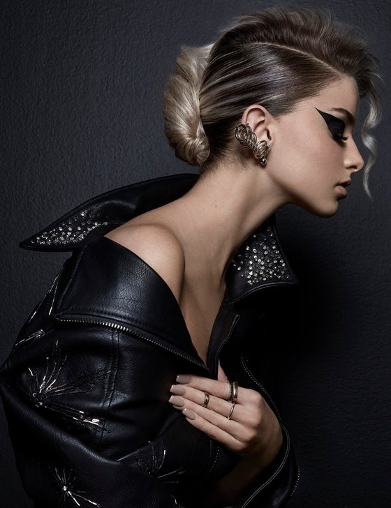 mulher com penteado textured  french  twist