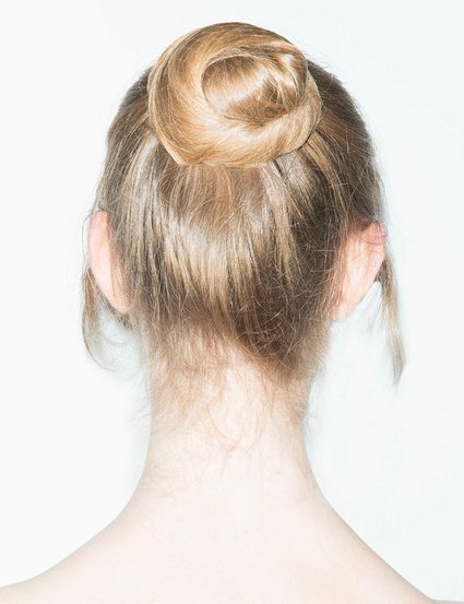 mulher com penteado understated swirl bun