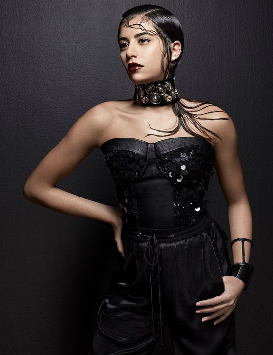 mulher com penteado efeito wet look 
